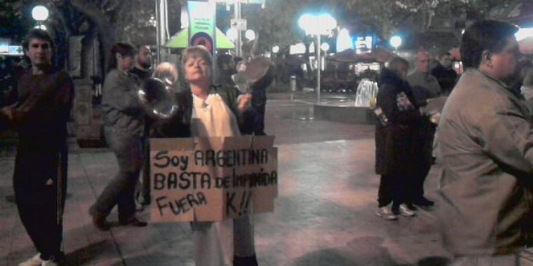 Pocas cacerolas y una sola pancarta conformaron la protesta.