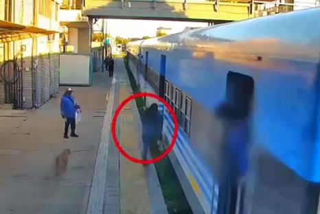 La mujer sufrió heridas leves Foto: Captura de video