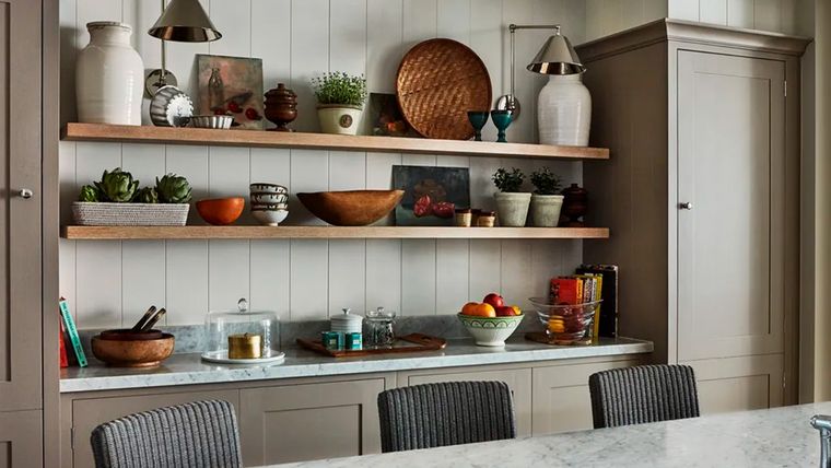 Colocar un estante colgante en la pared parece algo sencillo, pero no es tan así. Hacerlo implica un procedimiento que asegure de que el mueble colocado esté bien nivelado - es decir, horizontal- y bien atornillado en la pared, para que soporte el peso de los elementos previstos que tendrá. Foto: Future / Jan Baldwin