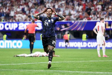 MDZol | El Topo Gigio de Enzo Fernández segundos después de clavarla al ángulo ante Inglaterra.