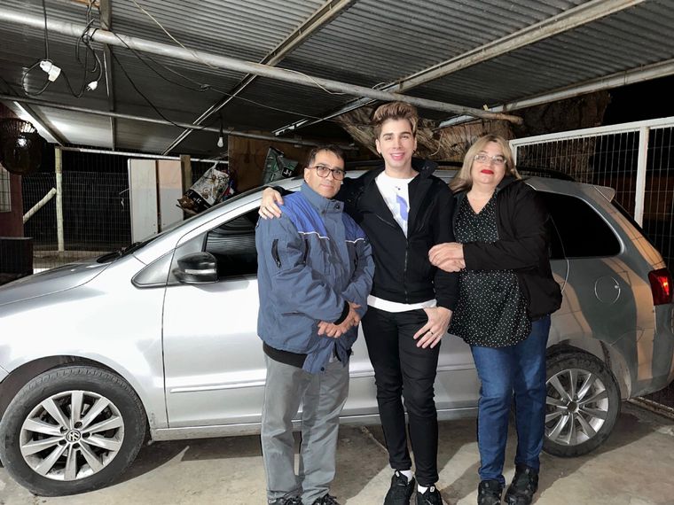Gabriel Navarrete junto a sus padres, emocionados por el auto que les regaló su hijo Youtuber.