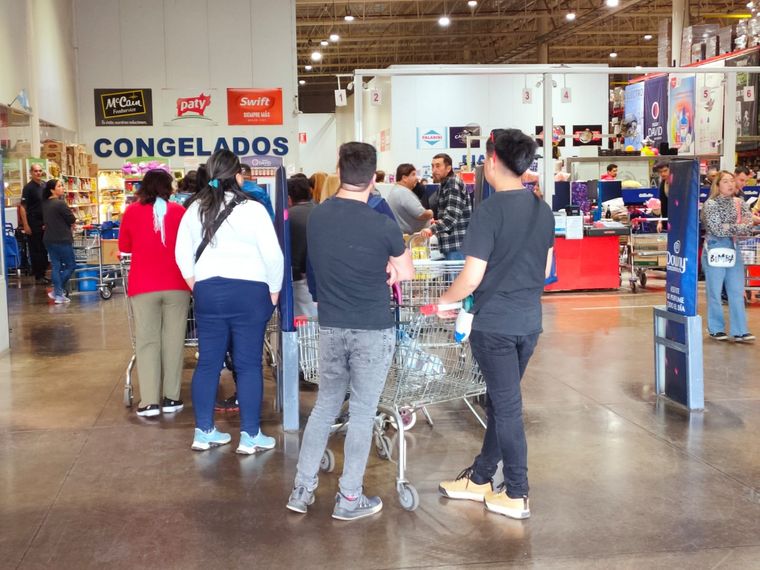 La gente intentó stockearse durante este lunes por la incertidumbre por la economía del país Foto: Cristian Morón/MDZ