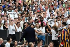 Las activistas mostrando sus carteles en la audiencia del papa. Foto: Efe.