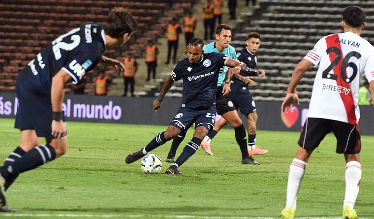 independiente rivadavia vs river sebastian villa (23)