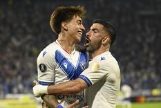 Goleadores. Maher Carrizo y el uruguayo Michael Santos anotaron los goles del gran triunfo de Vélez. Foto: FotoBaires