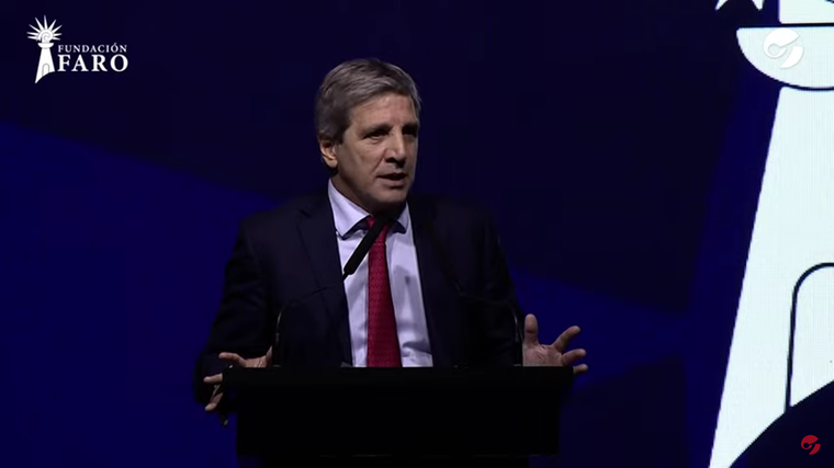 Luis Caputo en la cena de la Fundación Faro