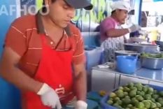 un cocinero es famoso por cortar limones tipo ninja