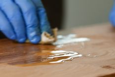 Un truco casero de limpieza que devuelve el brillo a los muebles sin usar químicos agresivos. Foto: Shutterstock