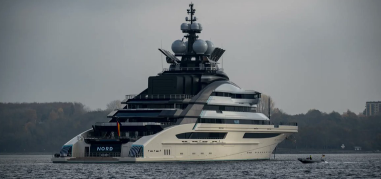 El mega yate ruso atravesó el estrecho de Ormuz el pasado 25 de abril.