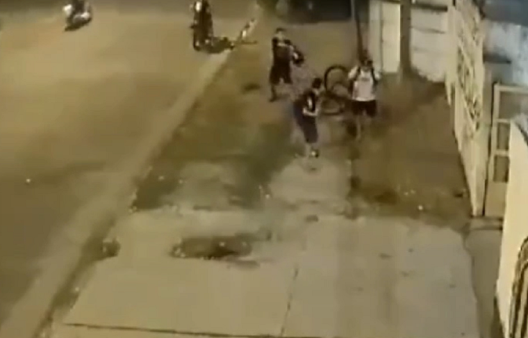 El delincuente apuntó contra los jóvenes y gatilló su arma Foto: Captura de video