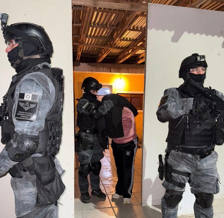 También quedaron presas otras dos de sus hijas, mayores de edad.