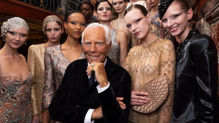 El creador de un estilo inconfundible, referente mundial y emblema de la moda italiana, murió en Milán tras una vida dedicada a la moda.