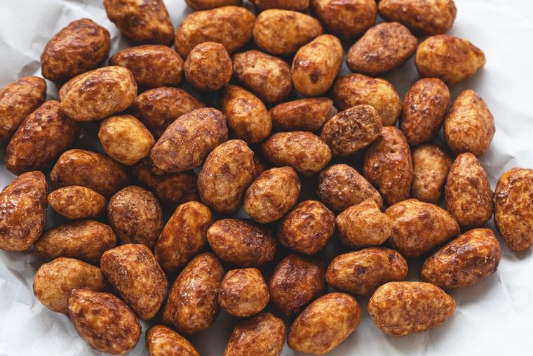 En ferias y fiestas, la receta tradicional se prepara en grandes sartenes de cobre. En ferias y fiestas, la receta tradicional se prepara en grandes sartenes de cobre.