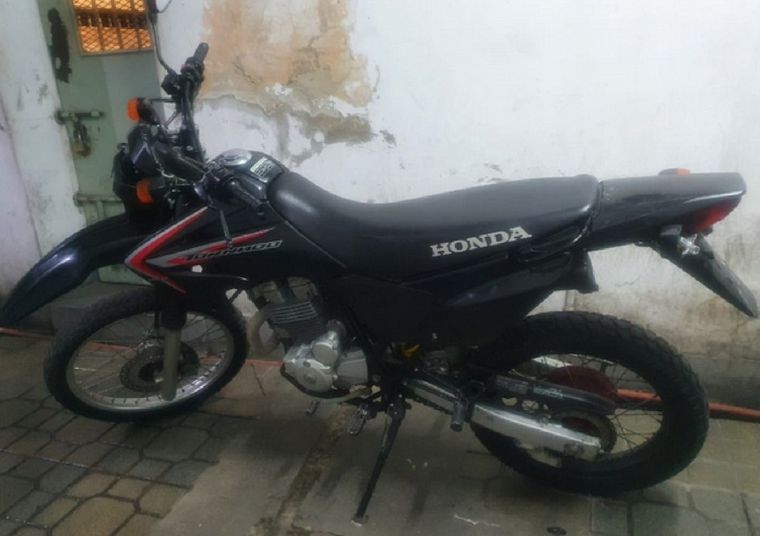 La motocicleta secuestrada por la policía en el allanamiento al domicilio de los delincuentes Foto: Noticias Argentinas