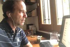 Carlos Aguinaga, participando de una charla en Zoom, hace días.