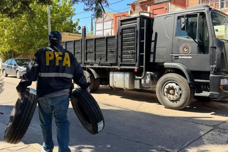 Se desarrollaron 30 allanamientos en Mendoza y otras provincias por la investigación contra la megared de contrabando. Se desarrollaron 30 allanamientos en Mendoza y otras provincias por la investigación contra la megared de contrabando.