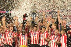 El Principito José Sosa levanta el trofeo del Torneo Clausura de la Liga Profesional.&nbsp; 