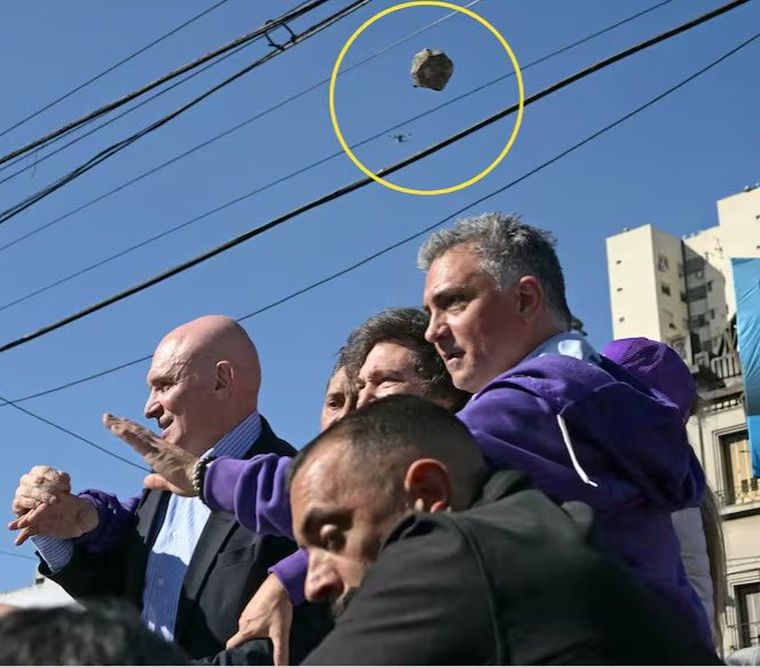 Manuel Adorni publicó la imagen de una de las piedras que le lanzaron a Javier Milei