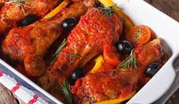 Sabroso pollo a la provenzal con tomates cherry y aceitunas Foto: Shutterstock