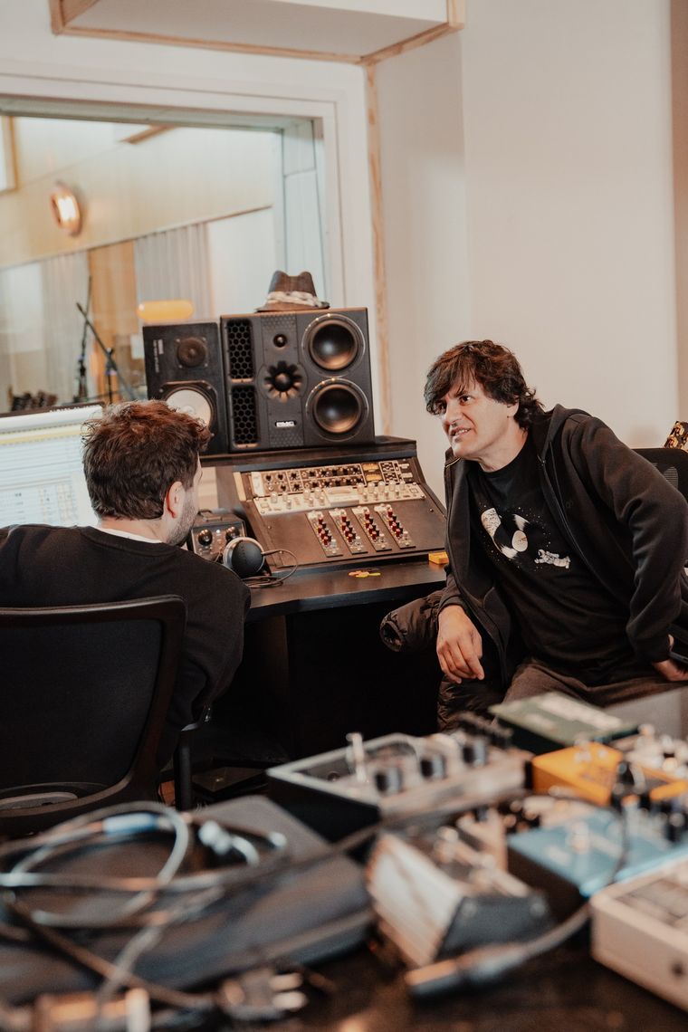 Emiliano Brancciari y Andrés Ciro Martínez, en la grabación de Todo Mal. Emiliano Brancciari y Andrés Ciro Martínez, en la grabación de Todo Mal.