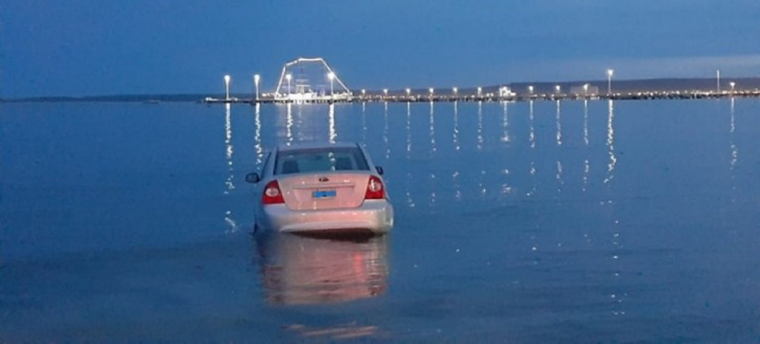 El auto en medio del mar Foto: NA