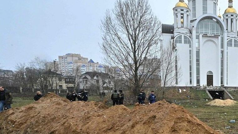 Esta fosa común fue hallada fuera en las inmediaciones de una iglesia en Bucha. Foto: GETTY IMAGES