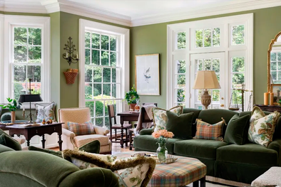 MDZol | Distintas variedades del verde en este living. Foto: Debbie Mathews Antiques & Designs y fotosgrafía de Caroline Sharpnack