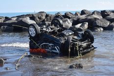 Un auto arrastrado por la inundación en la costa siciliana Foto: EFE