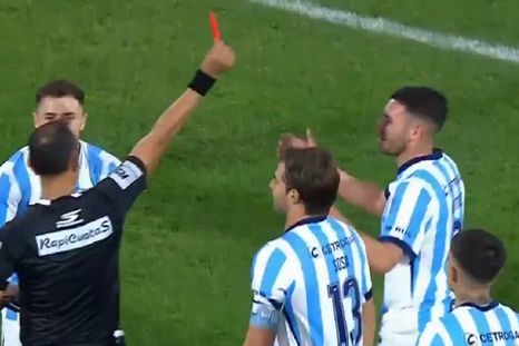 Martínez fue expulsado tras una revisión del VAR durante el duelo entre Racing y Rosario Central. Martínez fue expulsado tras una revisión del VAR durante el duelo entre Racing y Rosario Central.
