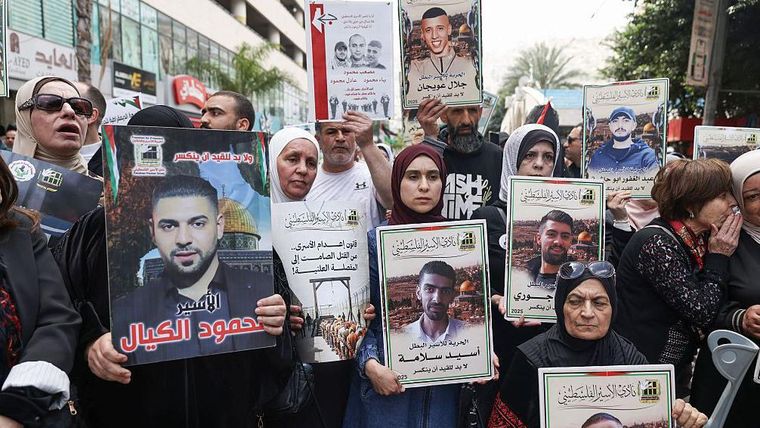 Las nuevas leyes israelíes que permiten la pena de muerte para palestinos condenados han generado protestas en Gaza y Cisjordania.