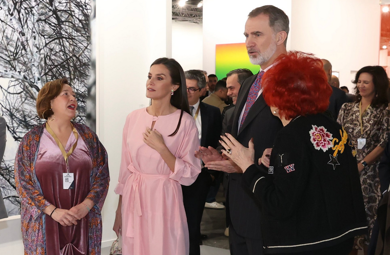 La reina Letizia nunca pasa desapercibida con su estilo elegante y sofisticado. Foto: Twitter @CasaReal