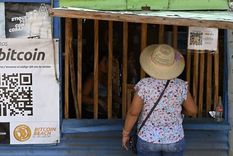 El bitcoin es moneda legal desde este martes en El Salvador. Foto: AFP