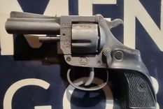 El arma estaba escondida en el interior de la campera de uno de los detenidos.