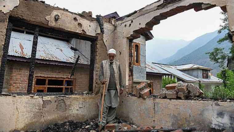 Un hombre dentro de su casa en Salamabad, Uri, cerca de la Línea de Control en la Cachemira administrada por India. Foto: BBC