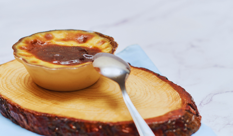 Aunque muchos piensan que son un tipo de flan, su receta original crea una textura más firme y un característico dorado quemadito. Aunque muchos piensan que son un tipo de flan, su receta original crea una textura más firme y un característico dorado quemadito.