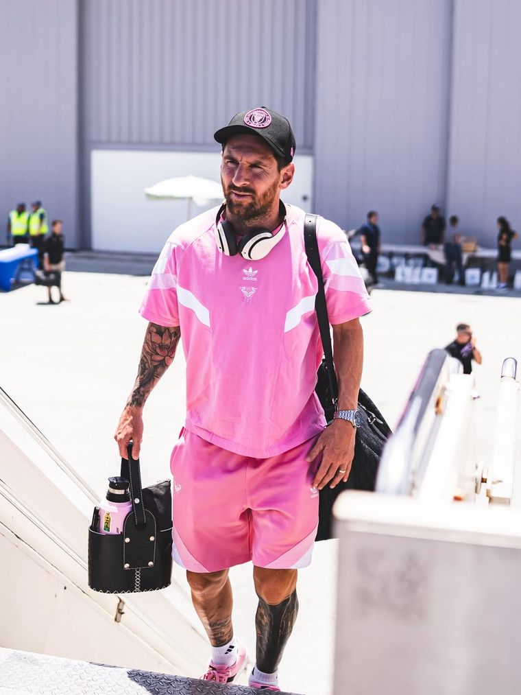 Messi es fan del mate y a donde vaya -por vacaciones o por el fútbol- va con su equipo a cuesta. Messi es fan del mate y a donde vaya -por vacaciones o por el fútbol- va con su equipo a cuesta.