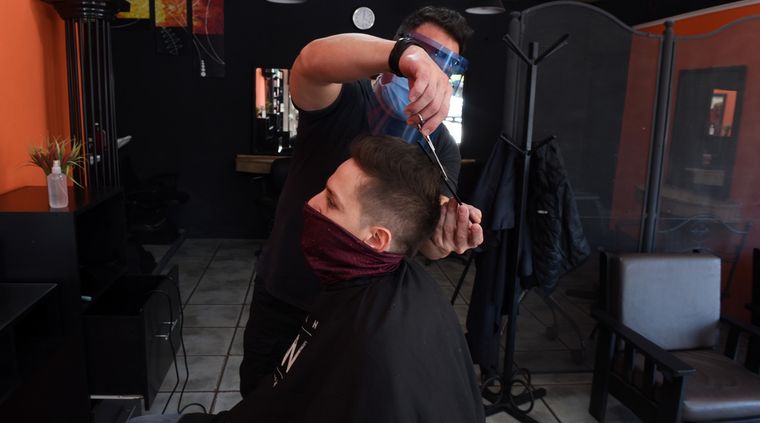 La gente podrá ir a las peluquerías en Salta.