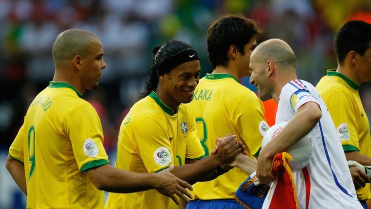 Ronaldo y Ronaldinho saludan a Zidane en los cuartos de final de Alemania 2006. Foto: FIFA
