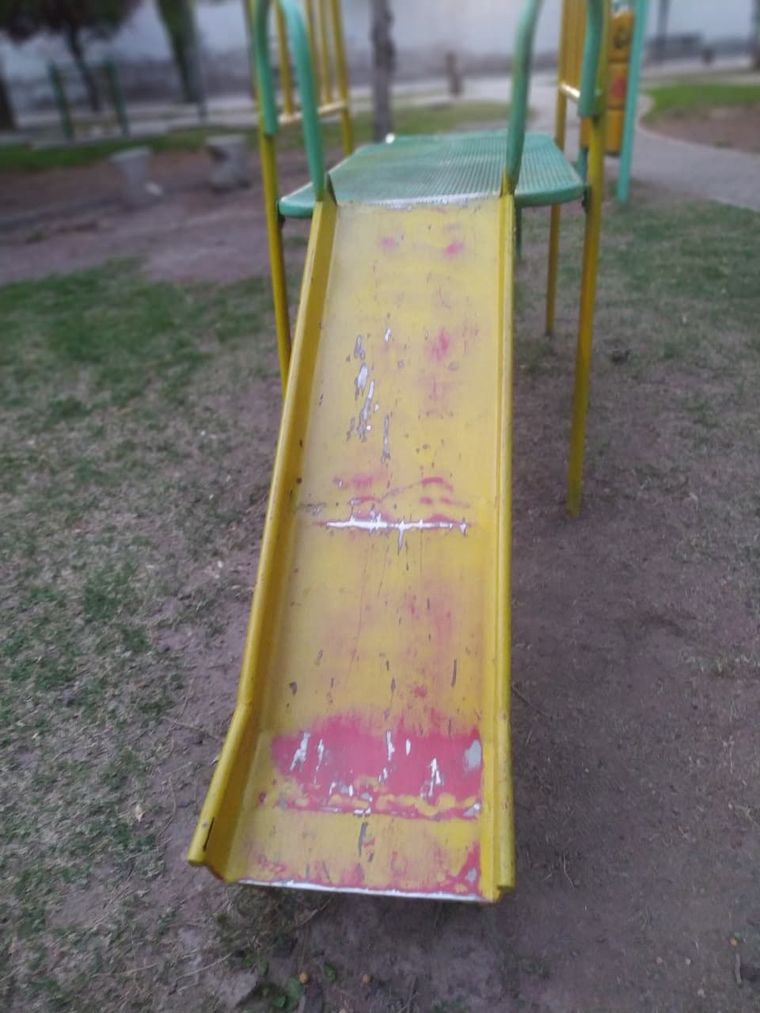 Los juegos de la plaza están en malas condiciones Los juegos de la plaza están en malas condiciones
