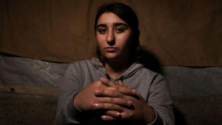 La joven yazidí Ilham Dakhel Ali, de 18 años, fue secuestrada por el autodenominado Estado Islámico en 2014. Ahora vive con su madre en un refugio. en el Kurdistán iraquí.
