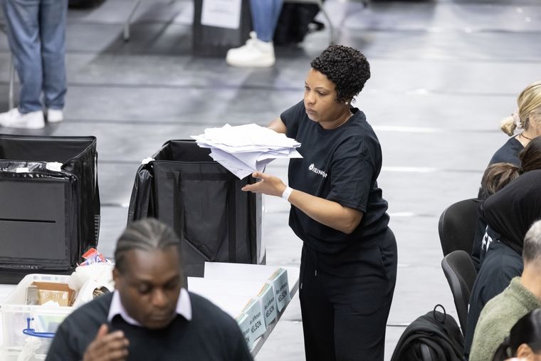 Centros de cómputos y los primeros bocas de urna en Reino Unido Foto: EFE