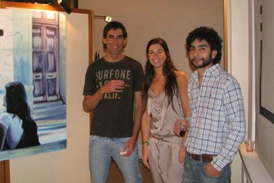 MDZol | Dos artistas expositores: Adrián Mazieri y Juan Castillo junto a  María Florencia Rodríguez, mentora de la muestra. Foto: Gentileza