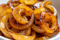 Las cebollas caramelizadas realzan cualquier plato.