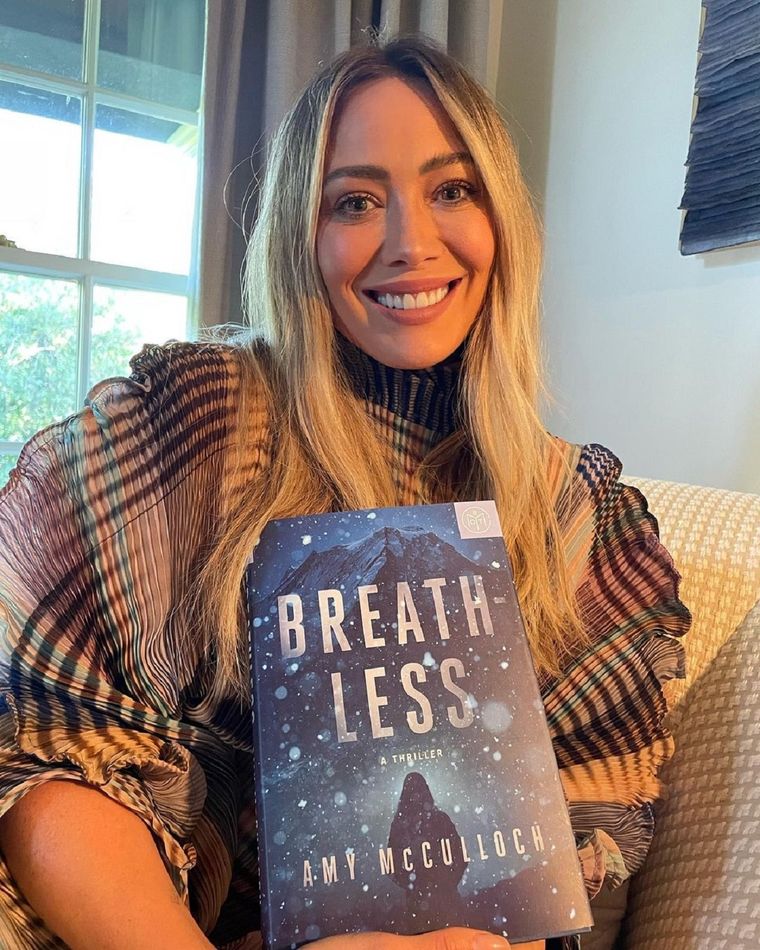 Hilary Duff es una actriz, cantante, compositora, empresaria y autora estadounidense.