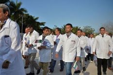Un equipo de alrededor 50 médicos y enfermeros cubanos llegó este sábado al norte de Italia para ayudar en la crisis sanitaria que vive el país y ya ha cobrado más de 5.000 víctimas fatales.