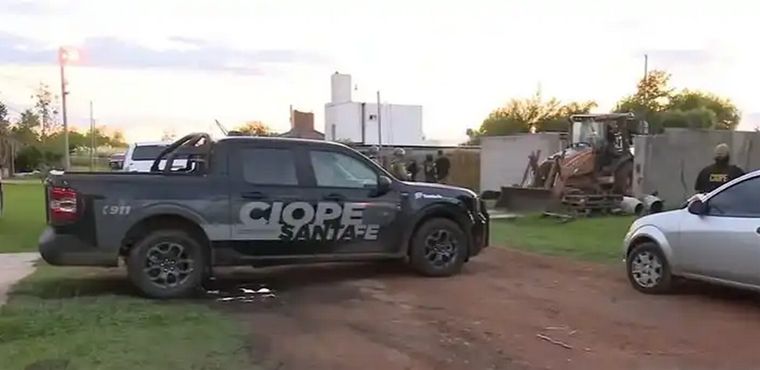 El hallazgo de un arsenal enterrado en un terreno dio origen a una investigación que este viernes derivó en la imputación de cinco personas en Rosario.