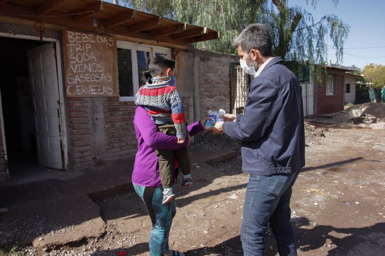 Ulpiano Suarez salió a repartir kits.