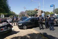 El auto en el que se escapaban los delincuentes fue cercado por la policía en Dorrego /Gentileza