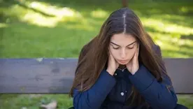 Algunos hospitales públicos generan talleres abiertos a la comunidad y existen redes de apoyo y compañía que colaboran en disminuir el impacto de la soledad no deseada.