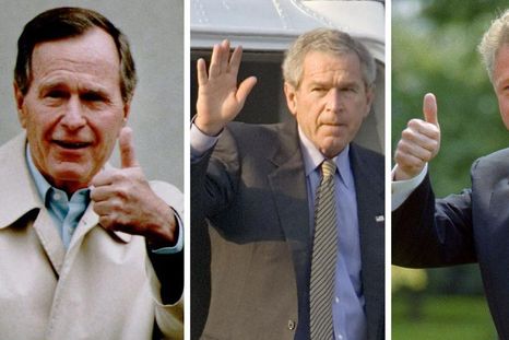 Los presidentes estadounidenses George H. W. Bush padre, George W. Bush y Bill Clinton saludaron a los medios de comunicación tras sus revisiones médicas anuales. Los presidentes estadounidenses George H. W. Bush padre, George W. Bush y Bill Clinton saludaron a los medios de comunicación tras sus revisiones médicas anuales.